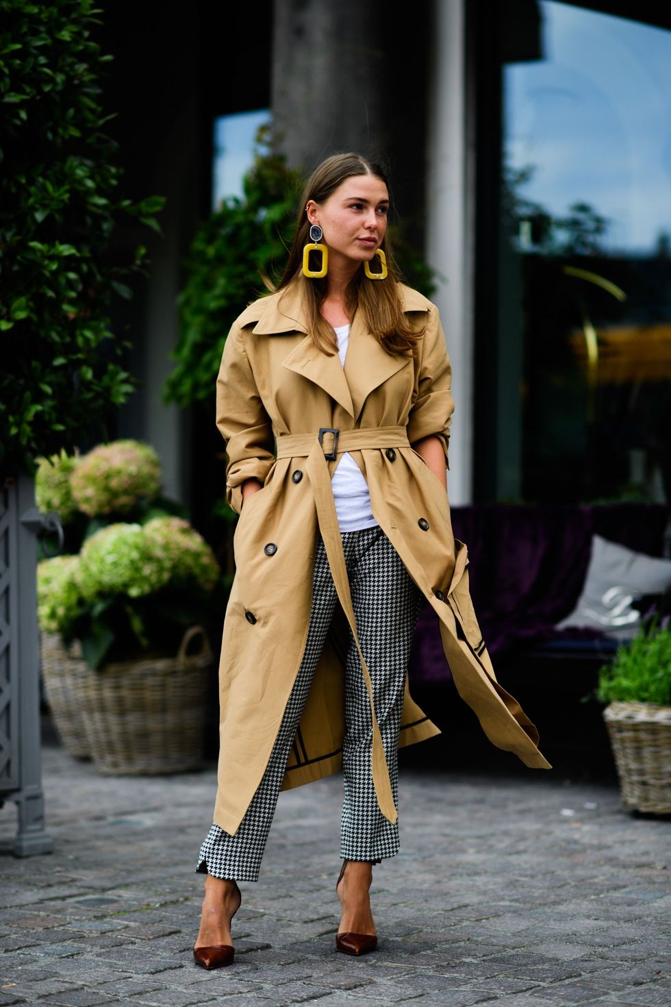 Trench coat, Clothing, Coat, Street fashion, Fashion model, Fashion, Outerwear, Overcoat, Footwear, Photography, 