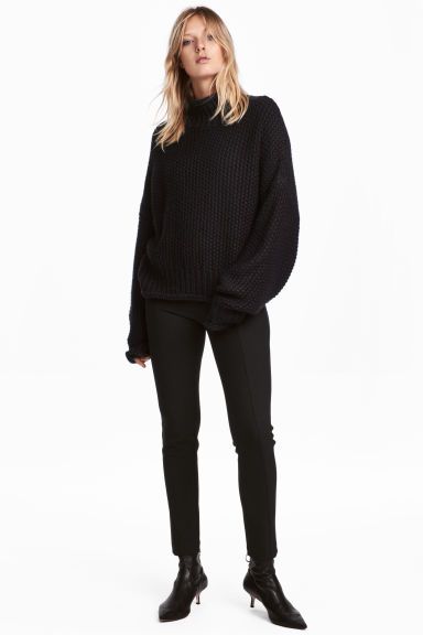 Clothing, Black, Neck, Leggings, Outerwear, Sleeve, Standing, Shoulder, Sweater, Trousers, 