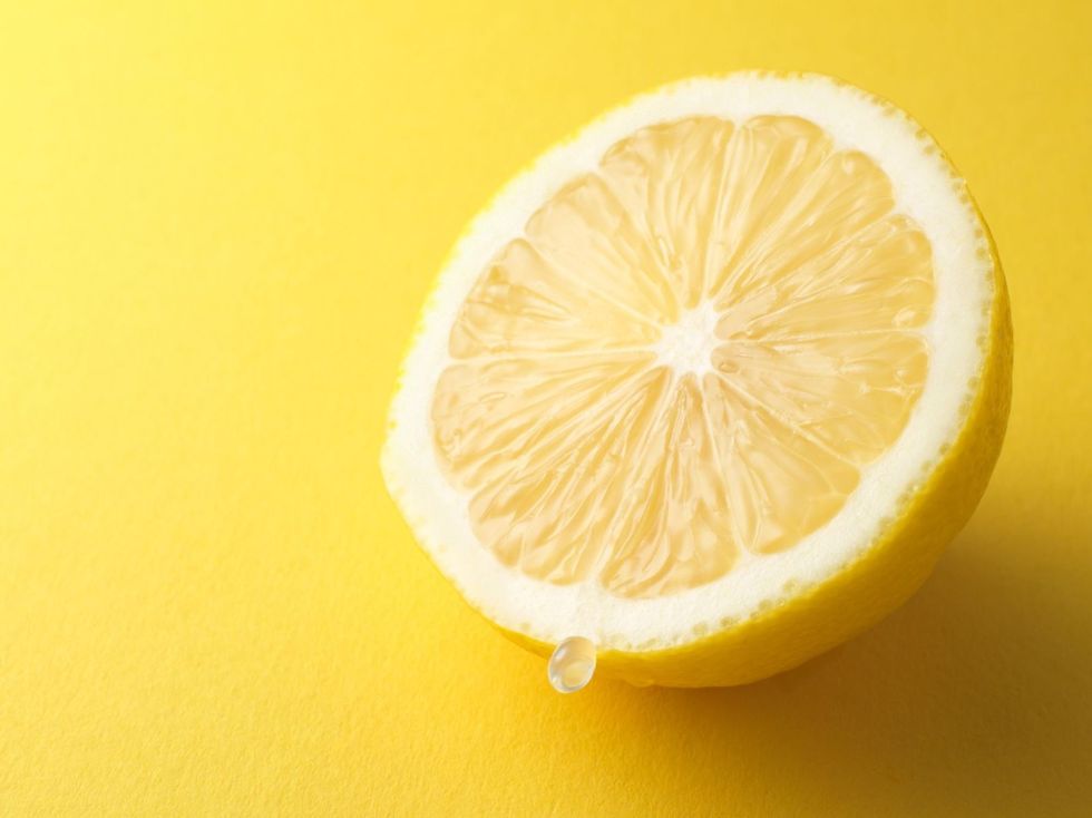 <p>Citrusvruchten zoals citroen en limoen zijn erg zuur en kunnen daardoor het tandglazuur aantasten. Tandarts Thorley zegt dat het zuur het gele omhulsel achter het tandoppervlak naar voren laat komen, waardoor je tanden geler lijken.</p>