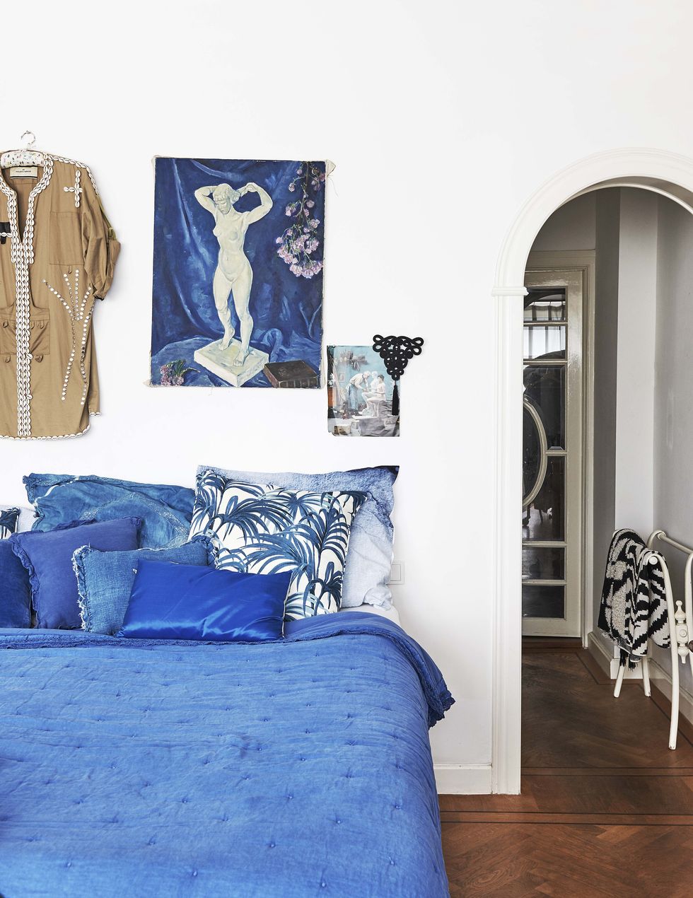 Blue, White, Room, Furniture, Cobalt blue, Wall, Interior design, Azure, Bedroom, Textile, 