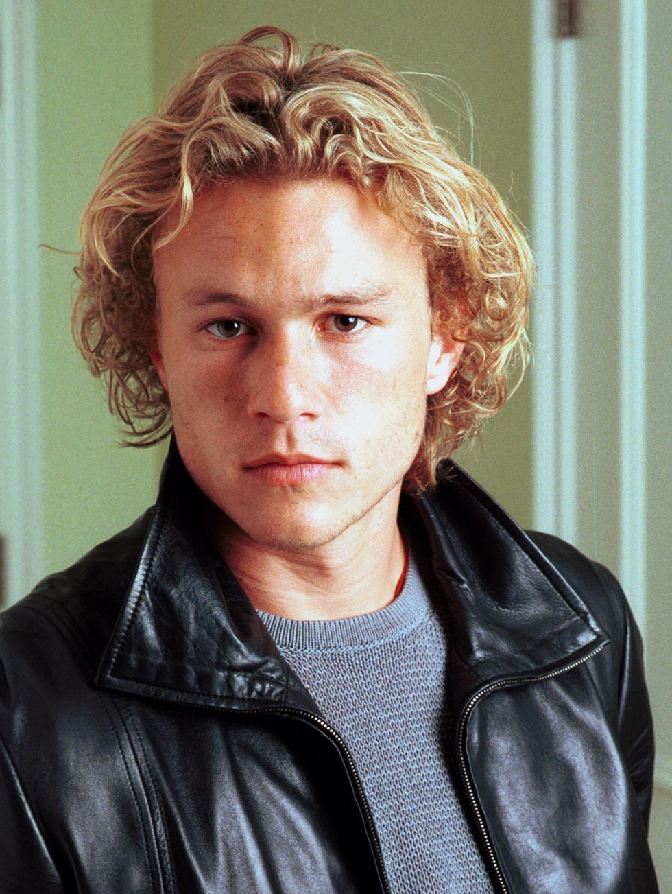 Hair, Face, Hairstyle, Leather jacket, Leather, Jacket, Blond, Chin, Surfer hair, Forehead, 