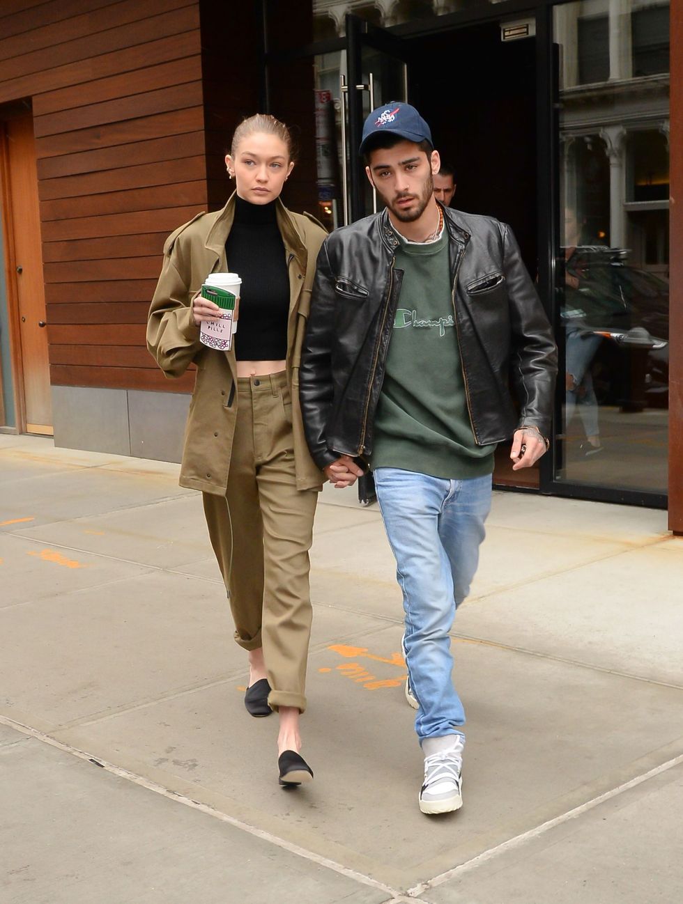 Handen vasthouden in allerlei shades of green: Zayn en Gigi zorgden niet zelden voor interessante outfitfoto's het afgelopen jaar. Van street tot high fashion.