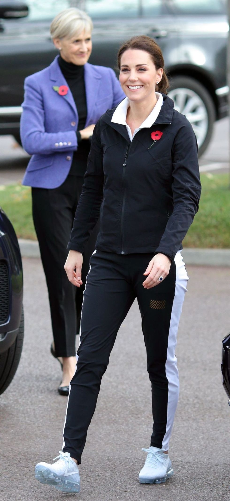 <p>31 oktober bezoekt Kate het&nbsp;National Tennis Centre in Londen in de Monreal London broek die ze al had en een nieuw paar Nike Air VaporMax.</p>