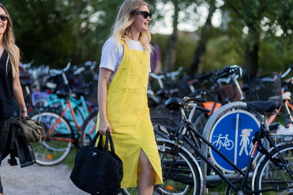 Bicycle, Street fashion, Cycling shorts, Yellow, Cycling, Eyewear, Clothing, Fashion, Vehicle, Sportswear, 