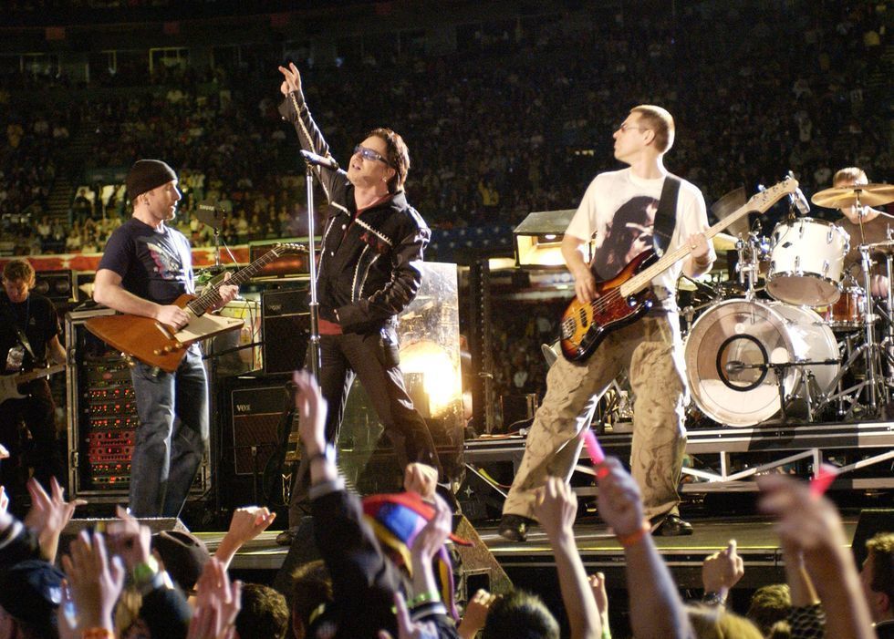 U2 tijdens de Super Bowl halftime show in 2002