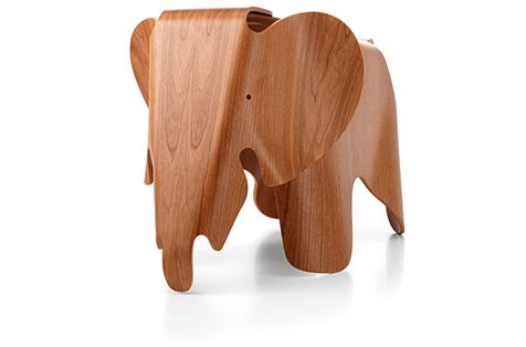 <p>€ 1190 van <a href="https://www.vitra.com/nl-nl/living/product/details/eames-elephant-plywood" target="_blank" data-tracking-id="recirc-text-link">Vitra</a></p>