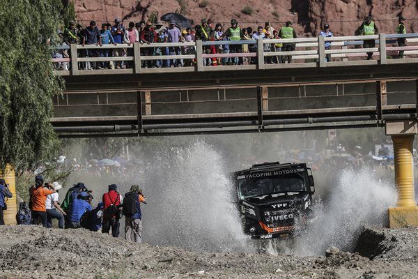 Bridge, Soil, Smoke, Geological phenomenon, Dust, Pollution, Rolling stock, Off-roading, Synthetic rubber, 