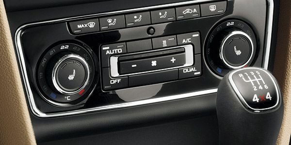 Vehicle audio, Center console, Luxury vehicle, Electronics, Personal luxury car, Multimedia, Steering part, Satellite radio, Radio, Silver, 