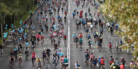 Clothing, Bicycle tire, Mode of transport, Bicycles--Equipment and supplies, People, Recreation, Helmet, Bicycle helmet, Crowd, Endurance sports, 
