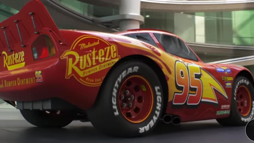 Descubre al nuevo rival de Rayo McQueen en el tráiler de 'Cars 3