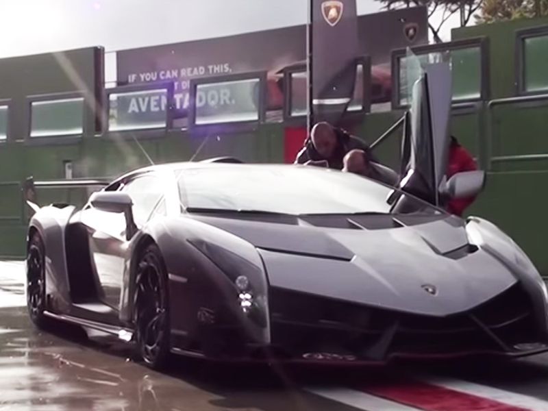 El Lamborghini Veneno sale a 'pasear' bajo la lluvia en Vallelunga