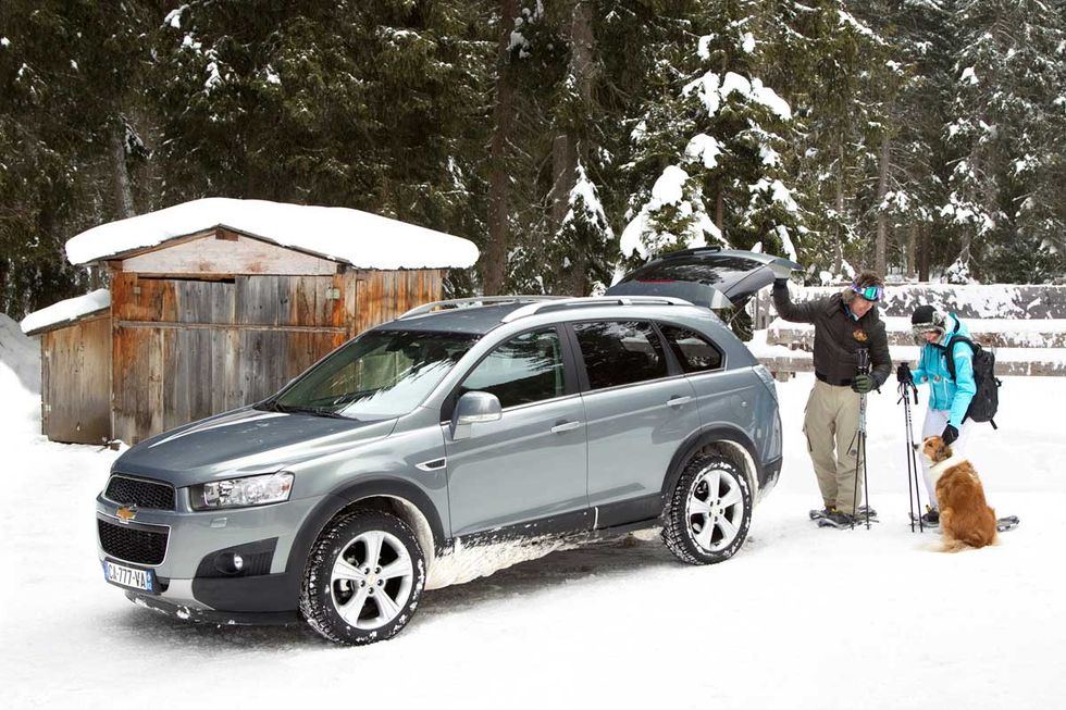 Human, Winter, Vehicle, Land vehicle, Automotive tire, Car, Freezing, Snow, Fender, Automotive mirror, 