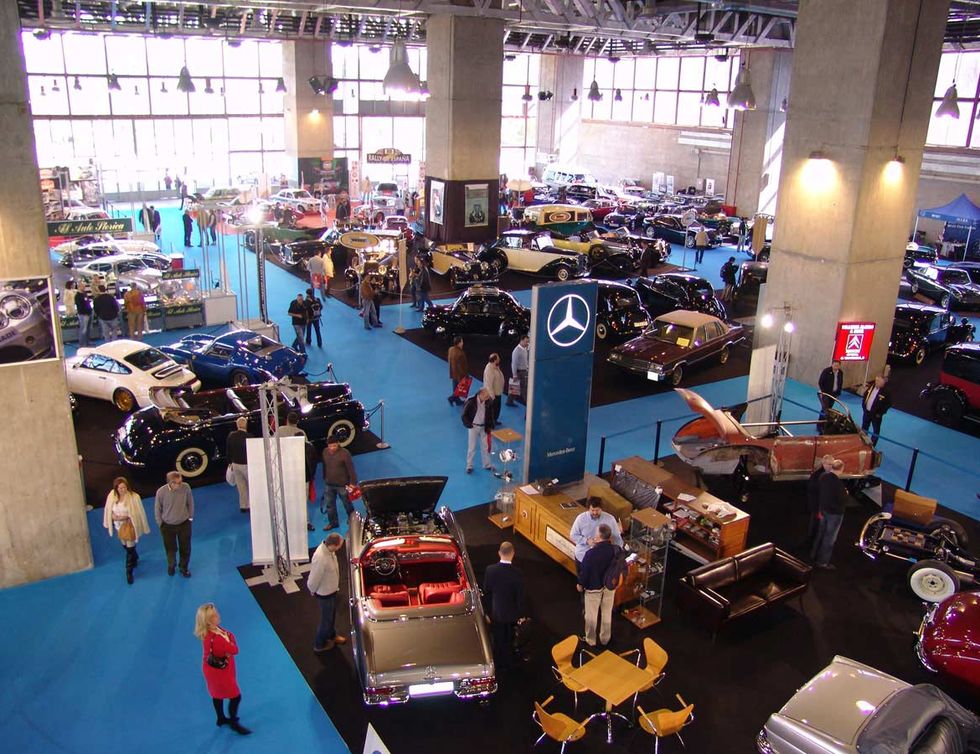 Motor vehicle, Automotive design, Auto show, Hall, Exhibition, Machine, Factory, Luxury vehicle, Antique car, Trade, 