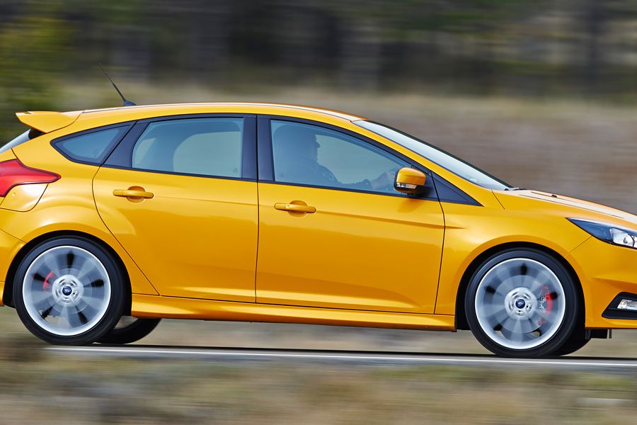 Tire, Wheel, Automotive design, Yellow, Vehicle, Car, Hatchback, Rim, Auto part, Orange, 