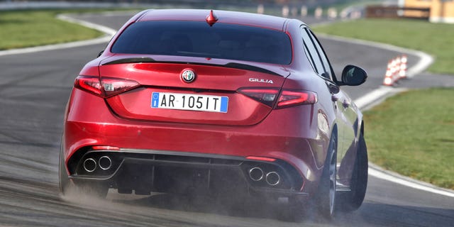 alfaromeogiuliaqv12.jpg