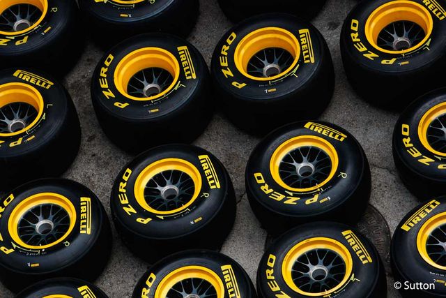 Automotive tire, Yellow, Rim, Automotive wheel system, Synthetic rubber, Orange, Black, Formula one tyres, Circle, Alloy wheel, 