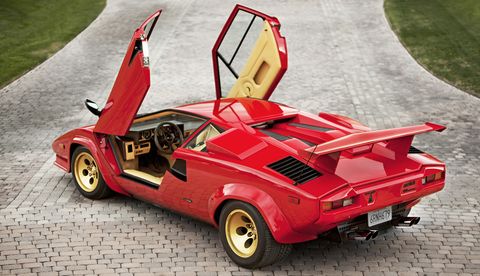 Este Lamborghini Countach arde en el 'infierno' de una gasolinera