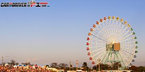 Ferris wheel, Crowd, Public space, Landmark, Urban area, Amusement ride, World, Sunlight, Morning, Amusement park, 