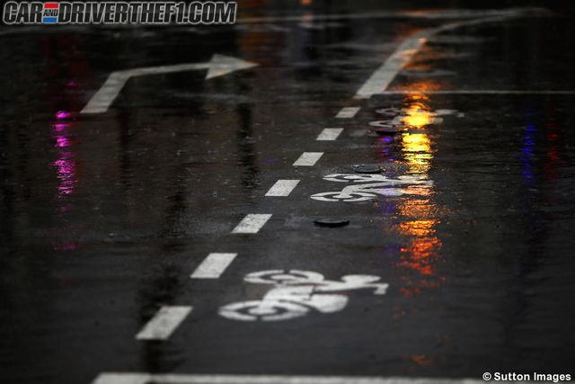 Road surface, Colorfulness, Amber, Light, Reflection, Tints and shades, Rain, Precipitation, Puddle, 