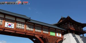 Sky, Architecture, Chinese architecture, Landmark, Roof, Travel, Arch, Japanese architecture, Morning, Historic site, 