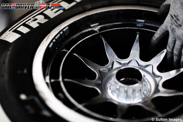 Wheel, Alloy wheel, Automotive wheel system, Rim, Spoke, Automotive tire, Auto part, Hubcap, Black, Black-and-white, 