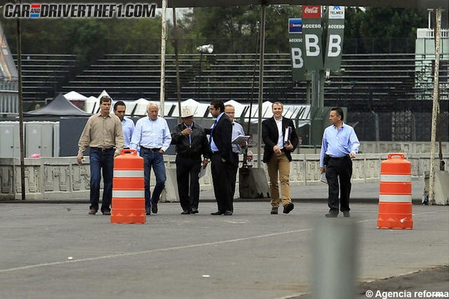 Standing, Pedestrian, Umbrella, Official, 