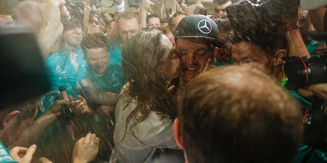 Head, Nose, People, Cap, Mammal, Hat, Crowd, Interaction, Baseball cap, Celebrating, 