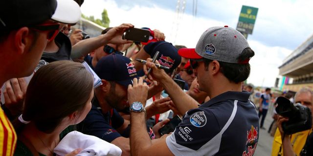 Cap, Arm, Wrist, Baseball cap, Headgear, Elbow, Watch, Hat, Team, Jersey, 