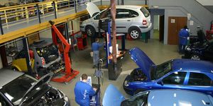 Vehicle, Automobile repair shop, Motor vehicle, Auto mechanic, Mechanic, Car, Panel beater, Service, Machine, Automotive exterior, 