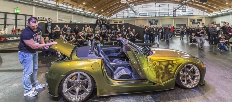 Un visitante visto viendo un coche durante Tuning World Bodensee 2019. The  Tuning World Bodensee 2019 es un evento anual de la feria de afinación para  los entusiastas del automóvil que buscan