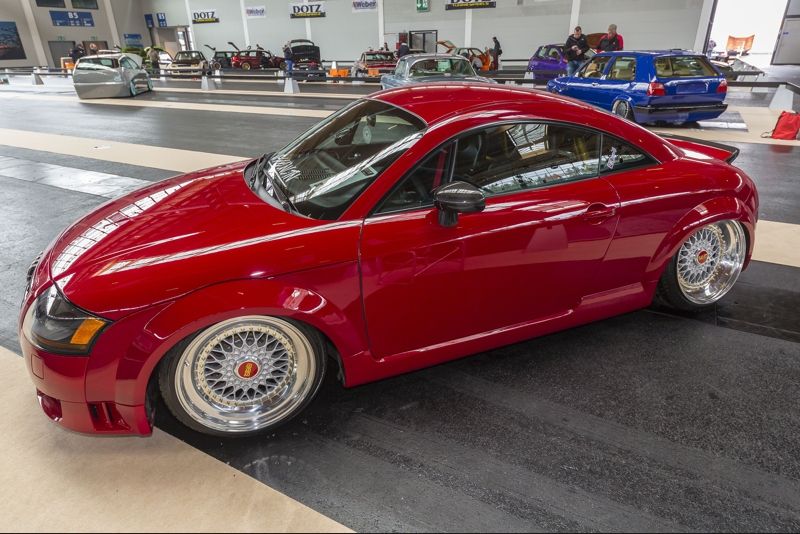 Un visitante visto viendo un coche durante Tuning World Bodensee 2019. The  Tuning World Bodensee 2019 es un evento anual de la feria de afinación para  los entusiastas del automóvil que buscan