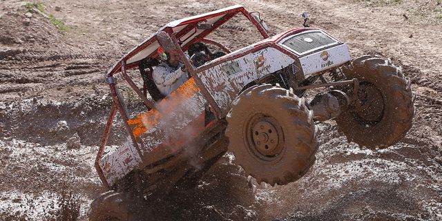 Vehicle, Off-road vehicle, Off-roading, All-terrain vehicle, Motorsport, Soil, Off-road racing, Truggy, Synthetic rubber, Tread, 
