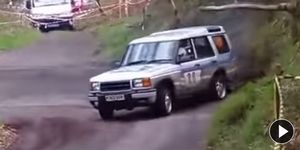 Land vehicle, Vehicle, Car, Sport utility vehicle, Off-roading, Land rover, Land rover discovery, Compact sport utility vehicle, Automotive exterior, Off-road vehicle, 
