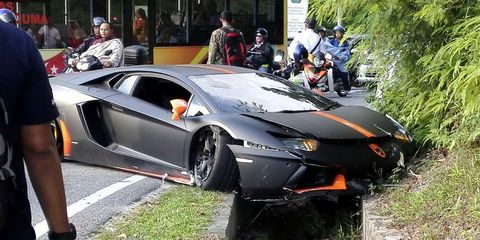 aterrizaje sobre una zanja con un lamborghini aventador como protagonista zanja con un lamborghini aventador como