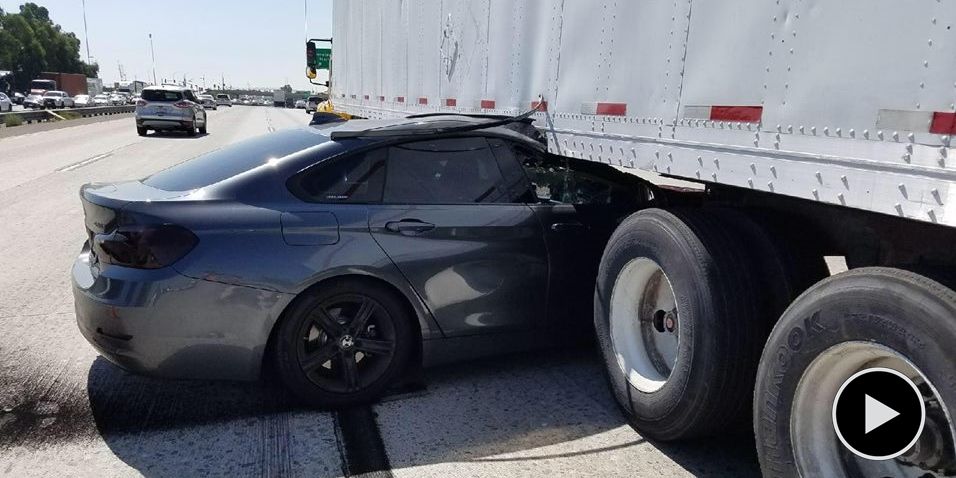 BMW acaba debajo de un camión tras ser golpeado por un Infiniti