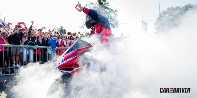 Stunt performer, Stunt, Extreme sport, Crowd, Vehicle, Wave, Recreation, World, Competition, Competition event, 