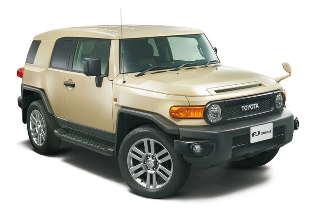 Land vehicle, Vehicle, Car, Toyota fj cruiser, White, Toyota, Sport utility vehicle, Motor vehicle, Automotive tire, Hood, 