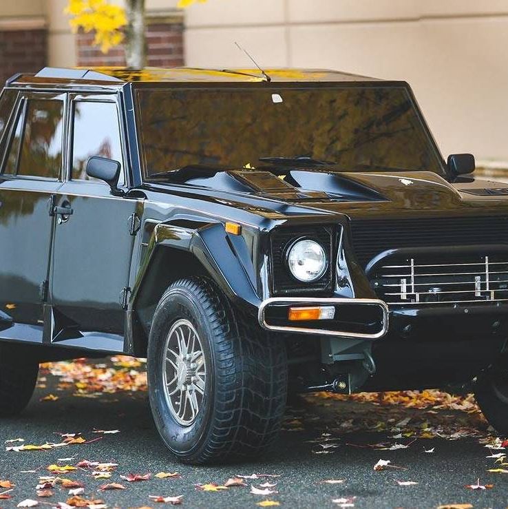 Este Lamborghini LM002 acaba de venderse por el doble que el recién llegado  Urus