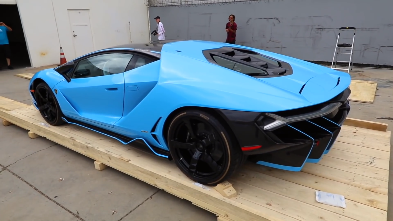 Asistimos al desembalaje –literal– de este Lamborghini Centenario a estrenar