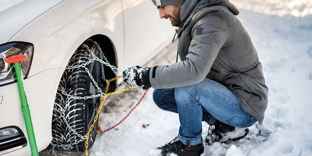 Snow, Winter, Freezing, Automotive tire, Tire, Ice, Footwear, Auto part, Automotive wheel system, Fender, 