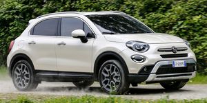 fiat 500x 2019 blanco, avanza en una pista de tierra vista lateral delantera