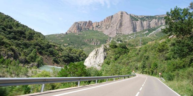 Mountainous landforms, Road, Natural landscape, Mountain, Highway, Mountain pass, Thoroughfare, Badlands, Geological phenomenon, Freeway, 