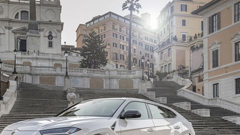 lamborghini urus white color