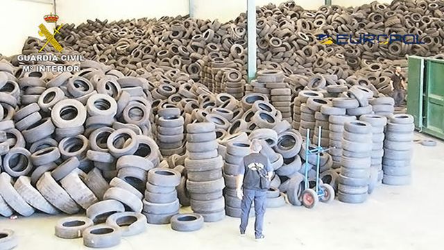 Tire, Automotive tire, Auto part, Metal, Automotive wheel system, Scrap, Plastic, Rim, Recycling, Steel, 