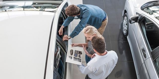 tres personas en un concesionario