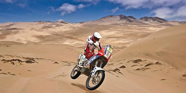 Motorcycle, Sand, Natural environment, Aeolian landform, Motorcycling, Landscape, Motorcycle helmet, Motorsport, Desert, Motorcycle racing, 