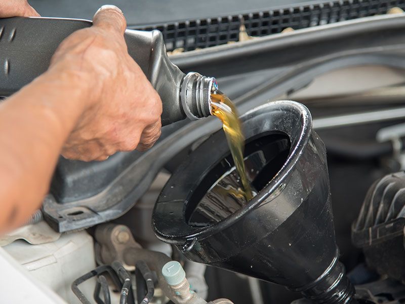 Cómo mirar el nivel de aceite del coche