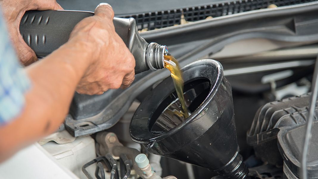 Cómo mirar el aceite del coche y evaluar si es correcto?