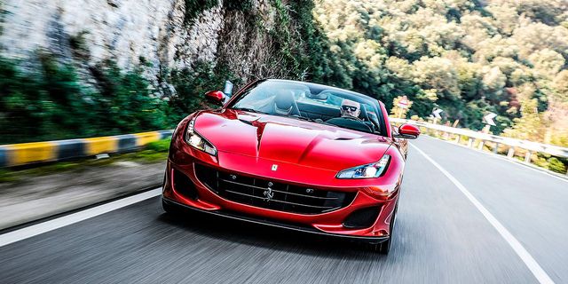 ferrari portofino, vista frontal en carretera