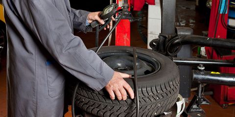 Tire, Automotive tire, Auto part, Automobile repair shop, Rim, Automotive wheel system, Wheel, Mechanic, Auto mechanic, Tread, 